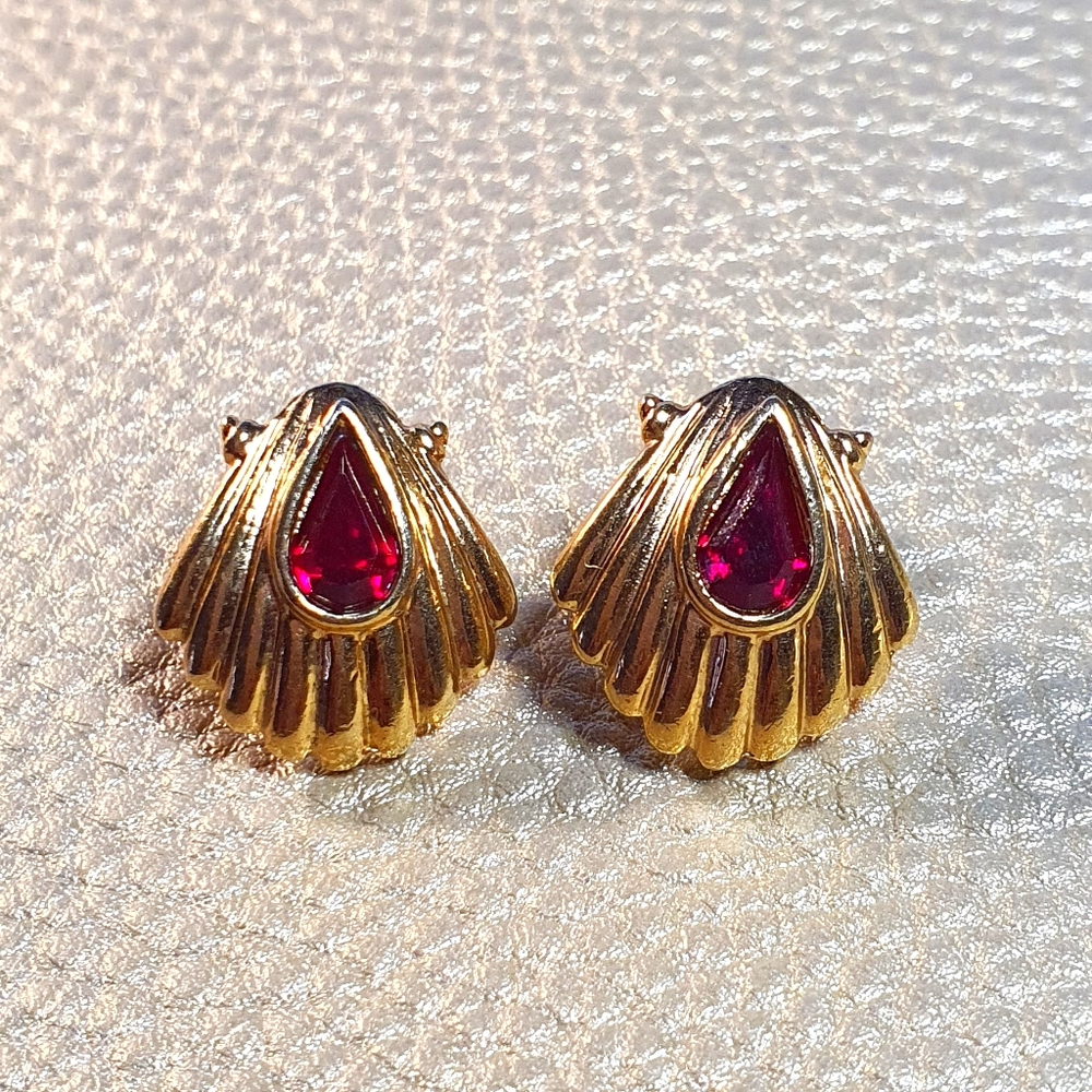Román Goldtone Shell Ruby Earings